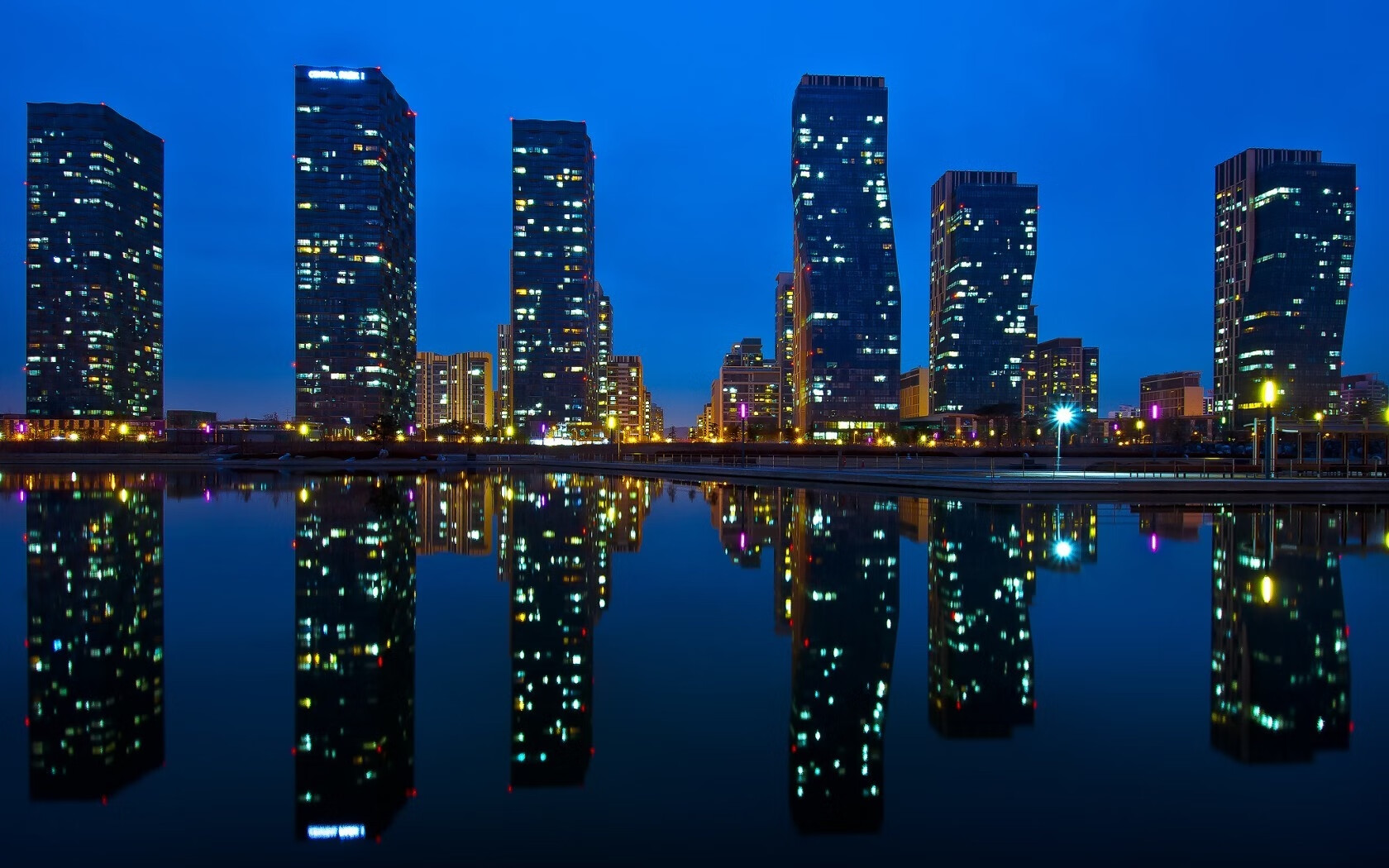 爱游戏登录入口-城市极速飞盘挑战赛，空中旋转的运动奇观，极限飞盘比赛场地